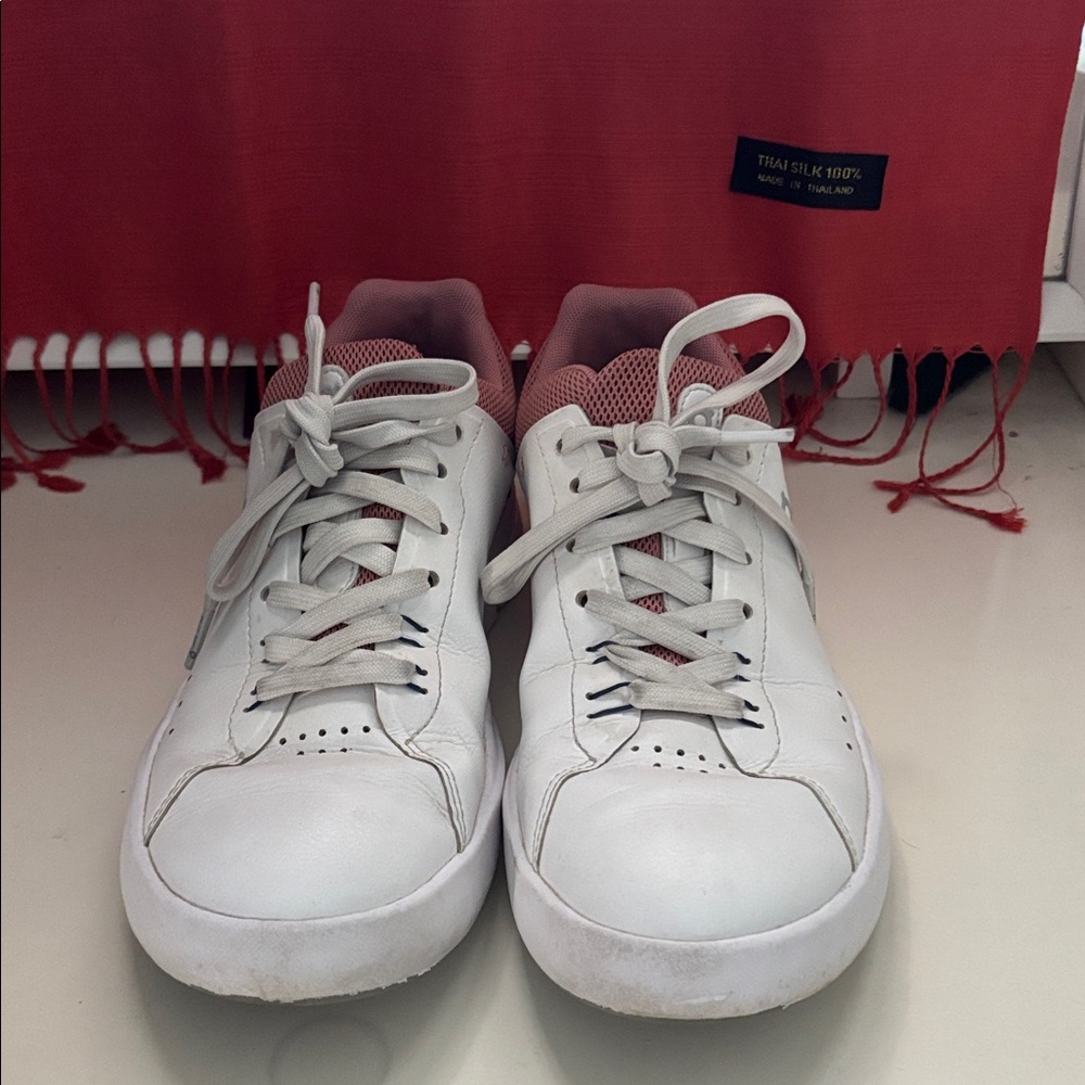 ON women’s THE ROGER ADVANTAGE Sneakers. Worn but in good condition.